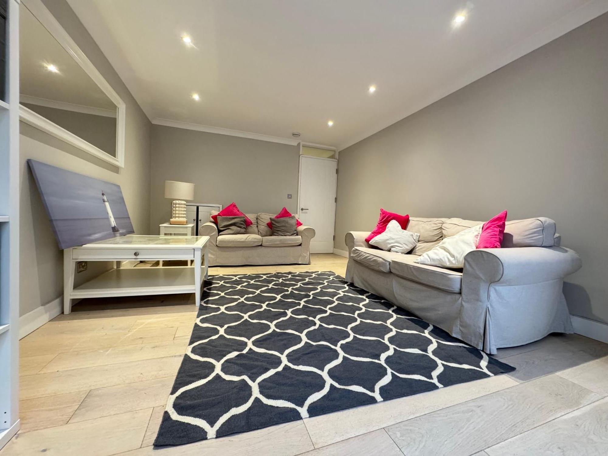 Charming 4bd 6 Mins From Nine Elms Station * Londra